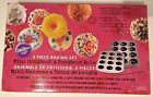 2105-4312 Wilton 3-piece Baking Set 2105-4312 Wilton 3-piece Baking Set