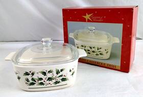 A Season Of Wonder 428247410008 1.5 Quart Covered Casserole Holiday / Christmas Holly Yuletide