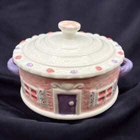 X24-22 Bakeshop 2024 Ceramic Pink Gingerbread House Brie Baker Canister And Lid Only Euc