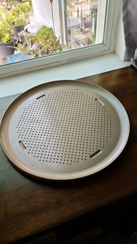 B6016 Calphalon 16-inch Nonstick Perforated Pizza Pan Model