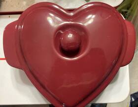 93-hccd21 Chantal Red Heart Shape 2 1/2 Quart Covered Casserole Baking Dish
