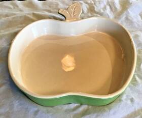93-ap28 Chantal -ap28 2004 2 Quart Baking Serving Casserole Dish Stoneware Apple Green