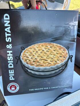 Chefs Counter 849808019582 Nib Pie Dish And Black Stand 9 Inch D X W 2 H With Scalloped Rim