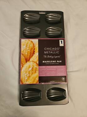 Chicago Metallic 070687266310 Madeleine 3 Inch Shell Shaped 12 Tea Cookie Pan Baking Nonstick New