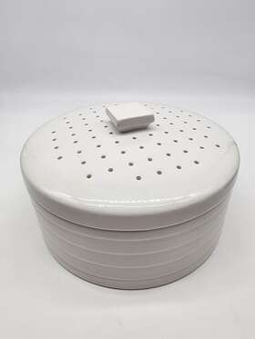 550-256 Crate And Barrel Farmhouse Ceramic Pancake Pita Bread Tortilla Warmer Holder White