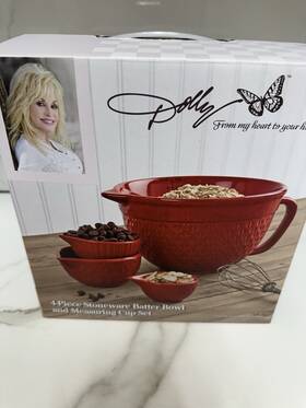 Dolly Parton 048552660396 4-piece Set Stoneware Batter Bowl And Measuring Cup Red Nib New 2 Dolly Parton 048552660396 4-piece Set Stoneware Batter Bowl And Measuring Cup Red Nib New 2