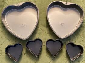 Ekco 070950646504 Vintage Heart Shaped Cake Pan Set Two 9 Inch And Four 4 Baking Pans