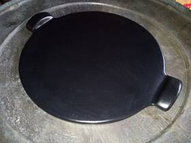 797514 Emile Henry 14.5-inch Flame Top Pizza Baking Stone Black Mint One Use