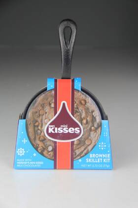 Hershey S 768395520700 Hersheys Mini Kisses Cast Iron Brownie Skillet Kit Approx. 5 Inch No Mix