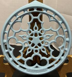Le Creuset 024147025382 Enameled Sky Blue Round 9 Inch Cast Iron Trivet New Without Tag Or Box Le Creuset 024147025382 Enameled Sky Blue Round 9 Inch Cast Iron Trivet New Without Tag Or Box