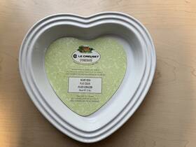 Le Creuset 024147916826 Stoneware Heart Shaped Cake Pie Baking Dish Pan White-new Le Creuset 024147916826 Stoneware Heart Shaped Cake Pie Baking Dish Pan White-new