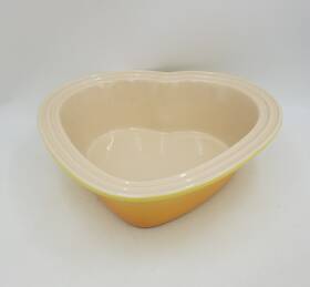 Le Creuset 024147917052 Yellow Valentine Heart Stoneware 2.5 Quart Baking Dish Citrus 02.04 Rare Le Creuset 024147917052 Yellow Valentine Heart Stoneware 2.5 Quart Baking Dish Citrus 02.04 Rare