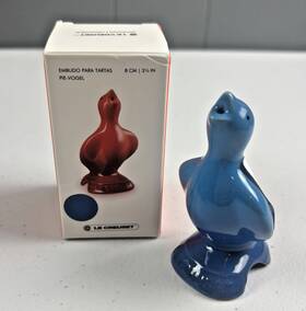 16724 Le Creuset 3 1/4 Inch Pie Bird Baking Funnel Blue Marseille Color New In Box
