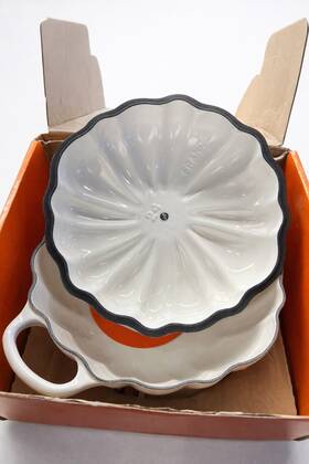 21232401014441 Le Creuset Pumpkin Cocotte White 4 Quart Cast Iron Enamel Two-piece Dishwasher Safe
