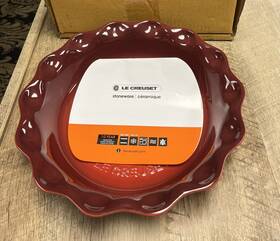 396151 Le Creuset Heritage Round Pie Dish 23cm 9in Cerise Nib