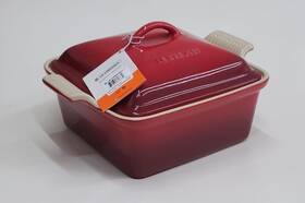 61005400600050 Le Creuset Heritage Square Dish With Lid Casserole Cerise 9 In