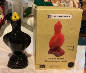 61206007160003 Le Creuset Premium Stoneware Pie Bird Funnel Black Onyx Glaze Bakers Tool New