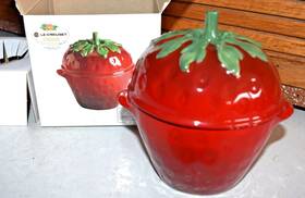 Le Creuset 630870024396 Red Petite Raspberry Stoneware Fruit Casserole Cocotte Mint Unused