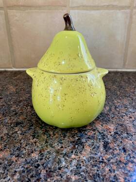 Le Creuset 630870024785 Yellow Petite Pear Stoneware Fruit Casserole Cocotte Unused