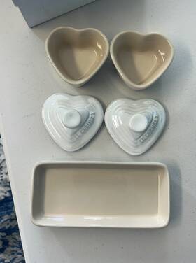 Le Creuset 630870061094 Petite Ramekin Dftamour Set Of 2 With Tray White Stoneware Le Creuset 630870061094 Petite Ramekin Dftamour Set Of 2 With Tray White Stoneware