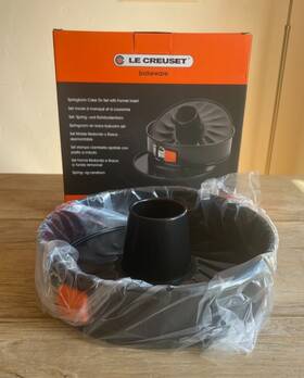 Le Creuset 630870148573 Non-stick Metal Bakeware Fluted Springform Pan With Funnel New