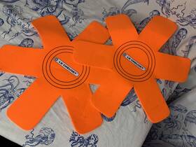 Le Creuset 630870158640 Set Of 2 Felt Pan Protectors 15.75 Inch Diameter Used Orange Stars