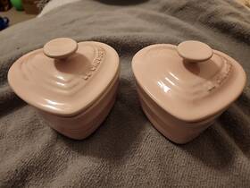 Le Creuset 630870173582 Set Of 2 Pink Heart Stoneware Ramekins New