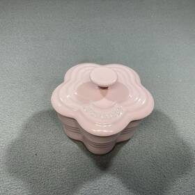 Le Creuset 630870180801 Small Flower Ramekin With Lid Chiffon Pink 4 Inch W