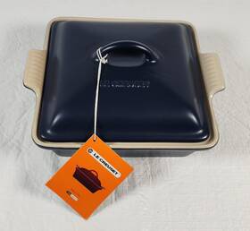 Le Creuset 630870210799 Nwt Authentic Square Shallow Bake Dish With Lid In Matt Navy Le Creuset 630870210799 Nwt Authentic Square Shallow Bake Dish With Lid In Matt Navy