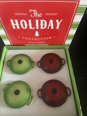 Le Creuset 630870248228 Set Of 4 Holiday Collection Red Green Dutch Oven Magnets Nib Le Creuset 630870248228 Set Of 4 Holiday Collection Red Green Dutch Oven Magnets Nib