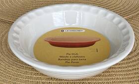 Le Creuset 630870258579 Meringue Pie Dish 9 Inch Round Ceramic Stoneware Dimpled Edges Le Creuset 630870258579 Meringue Pie Dish 9 Inch Round Ceramic Stoneware Dimpled Edges
