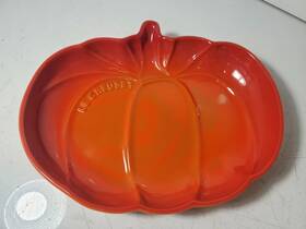Le Creuset 630870269315 9 Inch Medium Pumpkin Dish Flame New No Box