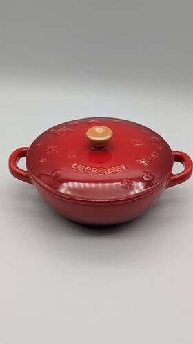 Le Creuset 630870280068 Mini Marmite Star Relief 12cm With Gold Knob Cerise Red Stoneware New