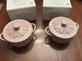 Le Creuset 630870319805 Set Of 2 New In Box Mini Cocottes Sunflower Relief Chiffon Pink
