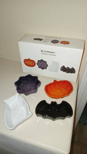 Le Creuset 630870320849 Nib Set Of 4 Halloween Mini Dishes Stoneware 3 Inch Bat Pumpkin Web Owl