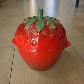 Le Creuset 630870335867 Strawberry Casserole Cocotte Stoneware 14oz Fruit Collection Unused Le Creuset 630870335867 Strawberry Casserole Cocotte Stoneware 14oz Fruit Collection Unused
