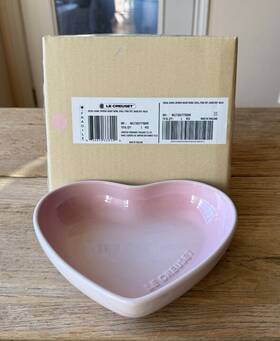 Le Creuset 630870338240 Stoneware Seoul 22oz/650ml Sphere Heart Serving Bowl Shell Pink New