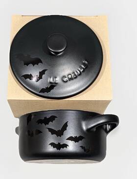 Le Creuset 630870340687 Matte Black Mini Round 8 Oz Cocotte Shiny Bat Decal Halloween Nib