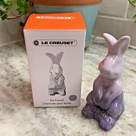 Le Creuset 630870342292 Pie Bunny Rabbit Funnel Provence/purple 3.75 Inch New In Box