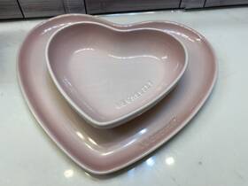80616325010003 Le Creuset Heart Plate Large 32cm And Seoul Bowl 20cm Shell Pink Nib