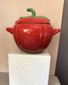 Le Creuset 840457423270 New Mini Cocotte Figural Strawberry Covered Stoneware 19oz / 570ml