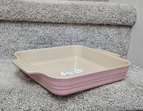 Le Creuset 840457427025 Stoneware Classic Square Baking Dish 23cm/9 Inch Color Chiffon Pink New