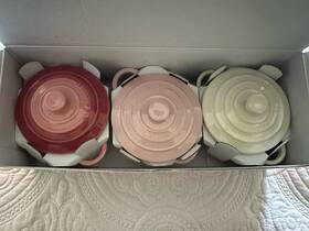 Le Creuset 843251156771 - Mini Round Cocotte Set Of 3 Pink Ivory Ombre New