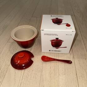 Le Creuset 843251157167 New Condiment Pot With Spoon Cerise Red In Box Le Creuset 843251157167 New Condiment Pot With Spoon Cerise Red In Box