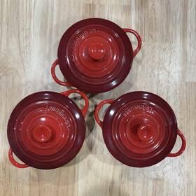 Le Creuset 843251158294 Petite Round Ramekins Mini Cocotte 8oz Red With Lids Set Of 3