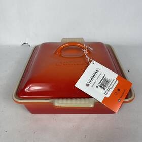 91019417090000 Le Creuset Shallow Square Bake Dish Volcanic 1.7 Quart Stoneware Inside Lid Chips