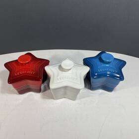 91054300609070 Le Creuset Star Ramekins With Lids Red White Blue 6 Oz Set Of 3