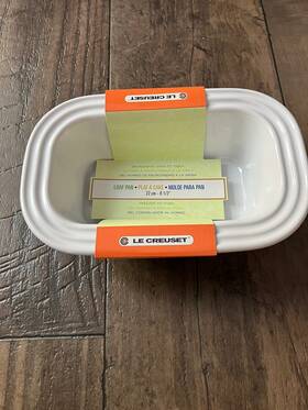 Pg1046-28-16 Le Creuset 8-1/2 Inch Loaf Pan White Stoneware Rectangle Rounded Edges New