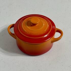 Pg1160-082 Le Creuset Mini Petite Round Cocotte Casserole 4 Inch Classic Flame Orange 8oz Nwot Pg1160-082 Le Creuset Mini Petite Round Cocotte Casserole 4 Inch Classic Flame Orange 8oz Nwot