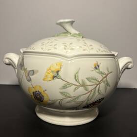 6083828 Lenox Butterfly Meadow 3 Quart Covered Casserole New 6083828 Lenox Butterfly Meadow 3 Quart Covered Casserole New